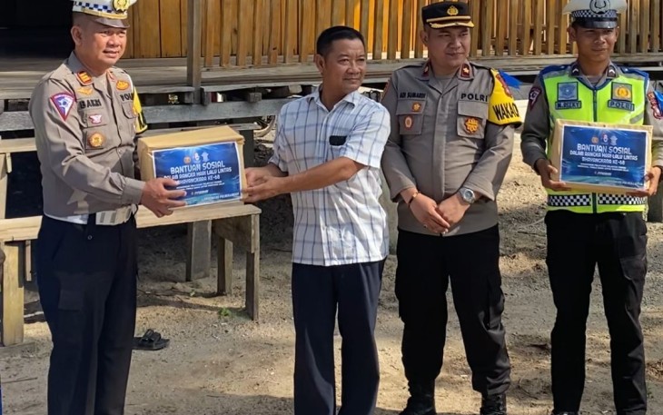 Satlantas Polres Lingga Bagikan Paket Sembako Kepada Masyarakat