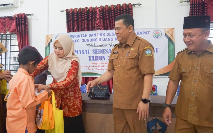 Sekda Bintan Tinjau Kegiatan Sunat Massal di Desa Malang Rapat