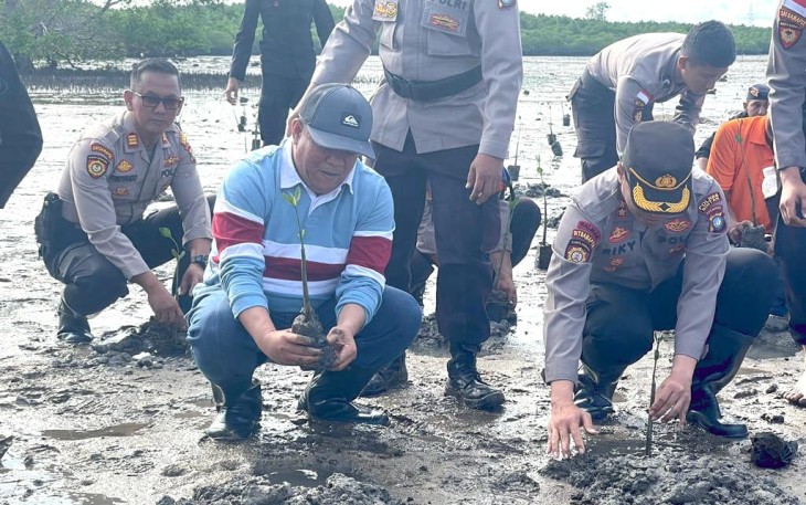 Sekda Bintan Bersama Kapolres Tanam 1.000 Bibit Magrove