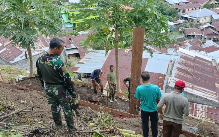 Dandim 1310/Bitung Letkol Arm Yoki Efriandi Tinjau Lokasi Pembuatan Tanggul Penahan Tanah 