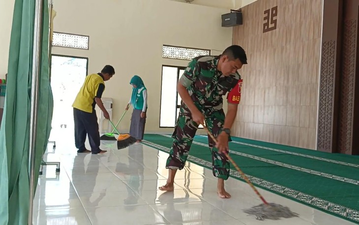 Anggota Koramil 0801/11 Donorojo Bantu Bersihkan Masjid