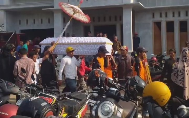 Sejumlah relawan mengantar jenazah Danang Setiono Foto : Istimewa