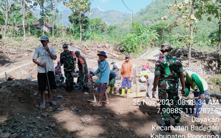 Babinsa Kodim 0802/Ponorogo Membaur Bersama Rakyat Dalam Pembangun Jembatan