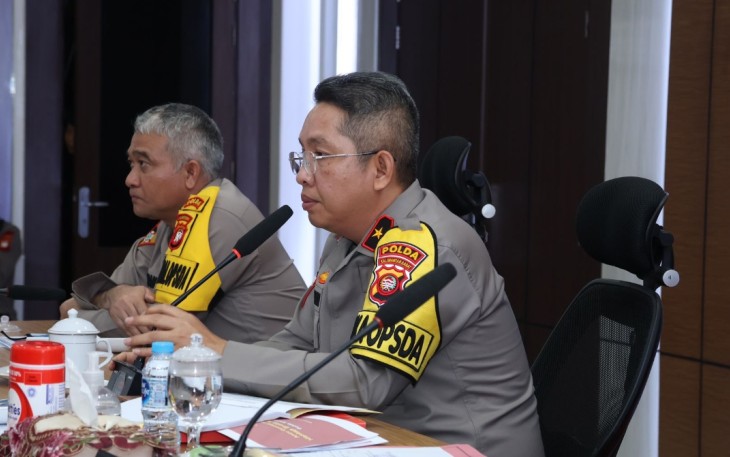 akapolda Kalbar Brigjen Pol Roma Hutajulu, S.I.K., M.Si., memimpin pelaksanaan anev dan dihadiri Karoops Polda Kalbar Kombes Pol Moch Noor Subchan, S.I.K., M.H., PLT Irwasda Polda Kalbar Kombes Pol Eddy Suryantha Tarigan, S.I.K., M.H., Para Kasatgas Polda dan Para Kasatgas Polres Jajaran yang mengikuti melalui zoom meeting