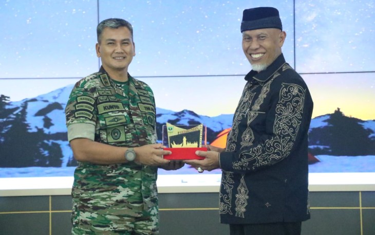 Gubernur Sumbar Mahyeldi saat menyambut kedatangan Pangdam III Siliwangi di Istana Gubernuran.
