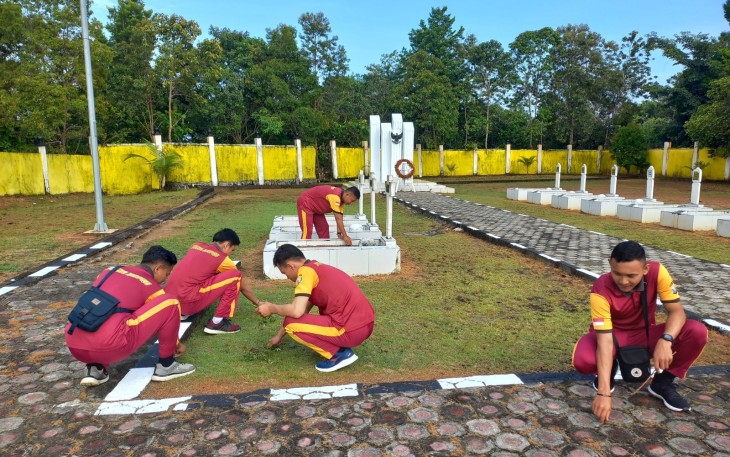 Polres Natuna Gotong Royong di TMP Ranai 