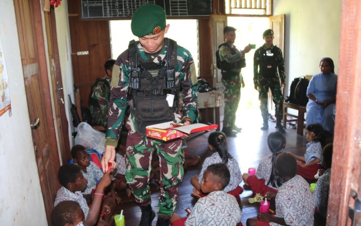 Satgas Mobile Yonif 411/Pandawa Kostrad saat membagikan Nutrisi Tambahan Untuk Anak-anak Sekolah Rimba Batas Batu