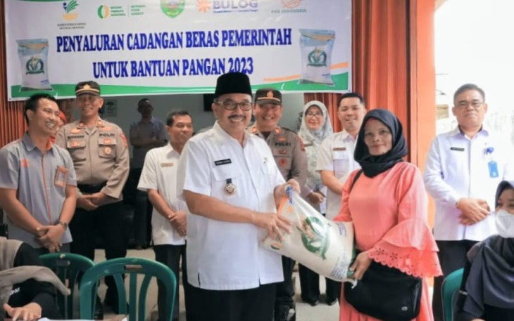 Wujud Kepedulian Pemerintah Pusat dan Daerah Beras Bantuan di Salurkan