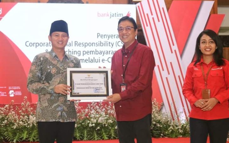 Bupati Trenggalek, Mochammad Nur Arifin, saat menerima bantuan CSR dari Bank Jatim secara simbolis di Pendopo Manggala Praja Nugraha, Jum'at (20/1/2023) (Foto : Hardi Rangga klikwarta.com).