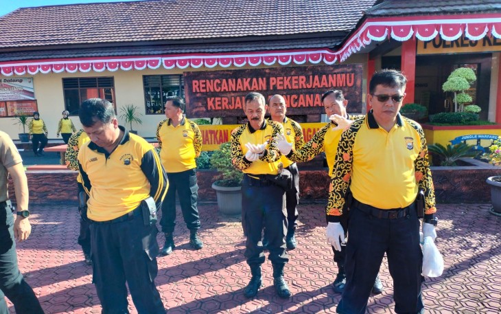Polres Rejang Lebong Bersikan Lingkungan Polres 