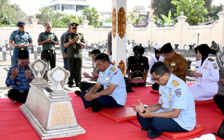 Danlanal Yogyakarta saat Ikuti Ziarah Rombongan di Taman Makam Pahlawan