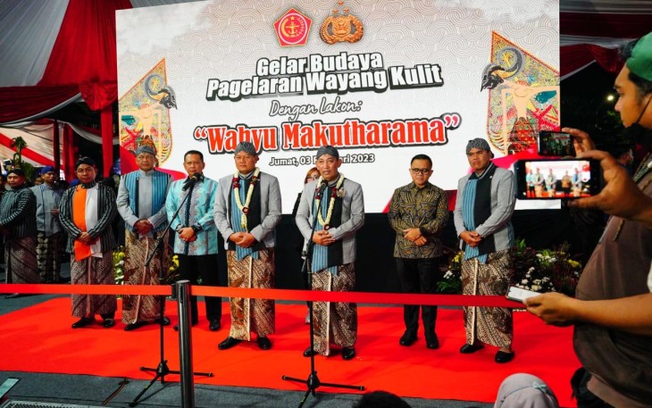 Kapolri Jenderal Listyo Sigit Prabowo, Panglima TNI Laksamana Yudo Margono dan seluruh Kepala Staf TNI, di Lapangan Bhayangkara, Jakarta Selatan, Jumat, 3 Februari 2023, malam. 