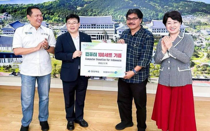 Bamsoet saat menyaksikan penandatangan kerjasama dan penyerahan simbolik 100 unit komputer dari DGB Bank kepada UNPERBA, dalam rangkaian pertemuan dengan Vice Governor of Economic Affairs Province Gyeongsangbuk-do, Korea Selatan Mrs. Dal Hee Lee, di kantor pemerintah provinsi Gyeongsangbuk-do, Korea Selatan, Selasa, (19/9/23).
