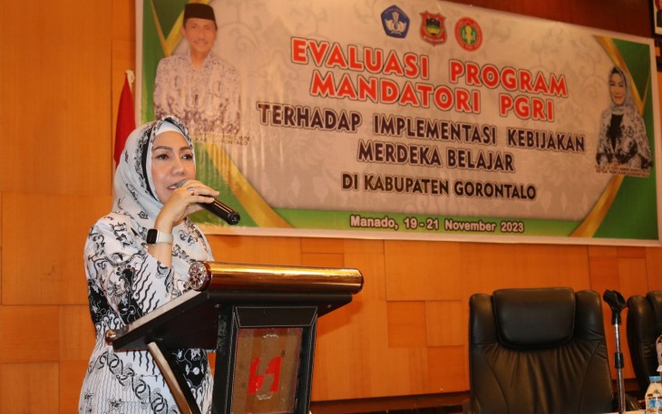 Ketua PGRI Kabupaten Gorontalo Prof. Fory Naway, saat memberikan materi pada kegiatan evaluasi program mandatori PGRI terhadap Implementasi Kebijakan Merdeka Belajar, Minggu (19/11/2023) di swissbel Hotel Manado. 