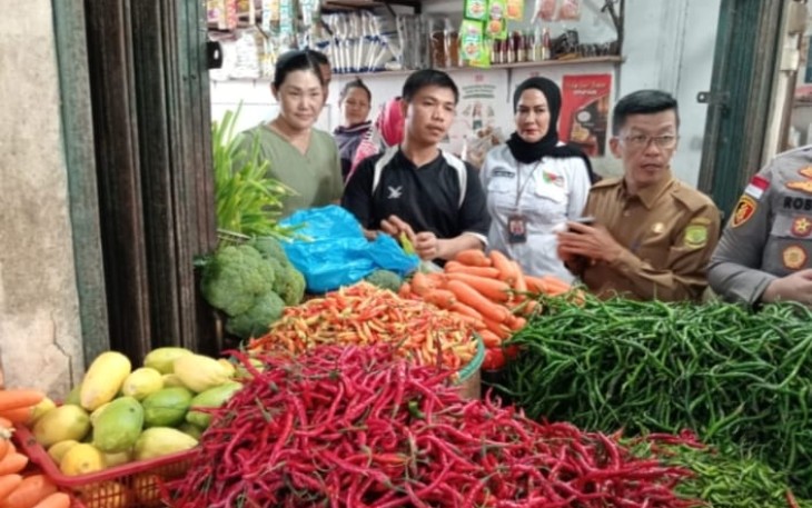 Pejabat Walikota Tanjungpinang Hasan S.Sos Saat tinjau harga sembako di lokasi pasar Bintan center