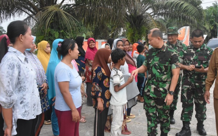 Kodam I/Bukit Barisan melalui Korem 031/Wira Bima pada Selasa sore (12/12/2023), telah menyalurkan bantuan kemanusiaan untuk korban banjir di Kabupaten Rokan Hulu (Rohul), Provinsi Riau