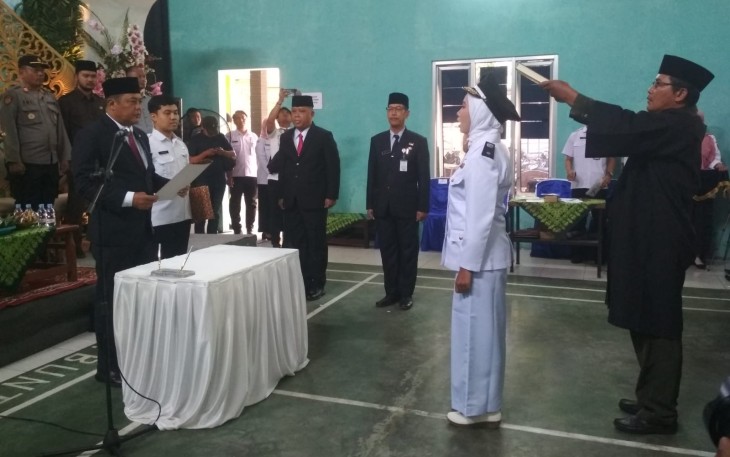 Bupati Karanganyar Juliyatmono melantik Kades PAW Buntar, Nurul Andre Astuty, Rabu (30/8/2023).