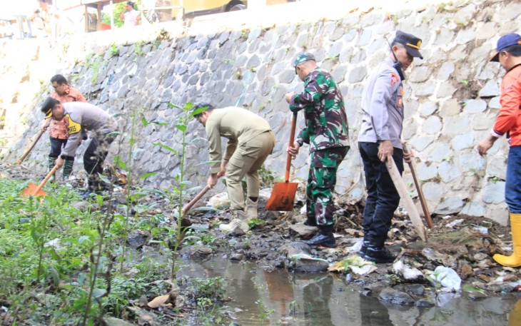 Kodim 0806/Trenggalek gelar karya bakti kegiatan luar biasa ini berlangsung di sekitar aliran sungai di Pasar Subuh, Desa Surodakan, Kecamatan Trenggalek, Kabupaten Trenggalek, Jumat (8/12/2023).