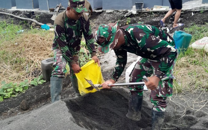Satgas TMMD Kodim 1310/Bitung Bantu Keluarga Basaulang-Pontoh Dalam Pembuatan Kubur 