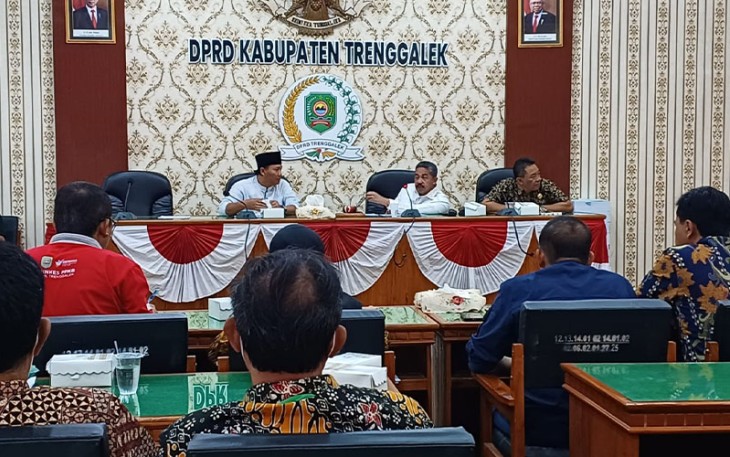 Situasi rapat kerja Komisi IV DPRD Kabupaten Trenggalek, bersama OPD mitra kerja, di aula DPRD Kabupaten Trenggalek, Jum'at (21/7/2023).
