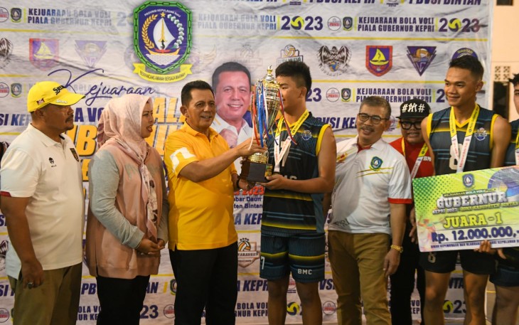 Gubernur Ansar saat Tutup Kejuaraan Bola Voli Gubernur Cup Zona Kabupaten Bintan Tahun 2023
