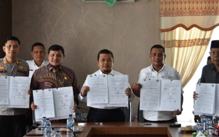 Kapolres, AKBP Imam Zamroni, SIK, MH, bersama pihak pemerintah, yakni Bupati H Dolly Pasaribu, SPt, MM, dan Bupati Andar Amin Harahap, SSTP, MSi, teken MoU terkait hibah uang pembangunan Markas Polres Tapanuli Selatan (Tapsel) dan Padang Lawas Utara