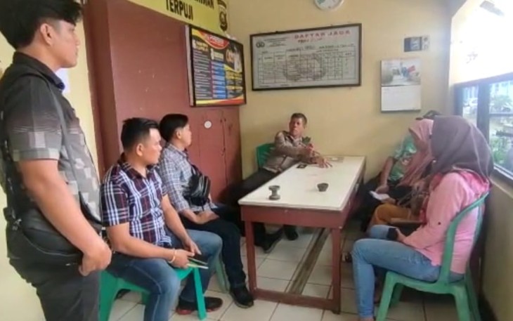 Nasabah Bank BRI Unit Tanjung Sakti Cabang Pagaralam, Kabupaten Lahat, Sumatera Selatan saat mengeluhkan uangnya raib di dalam tabungan. 