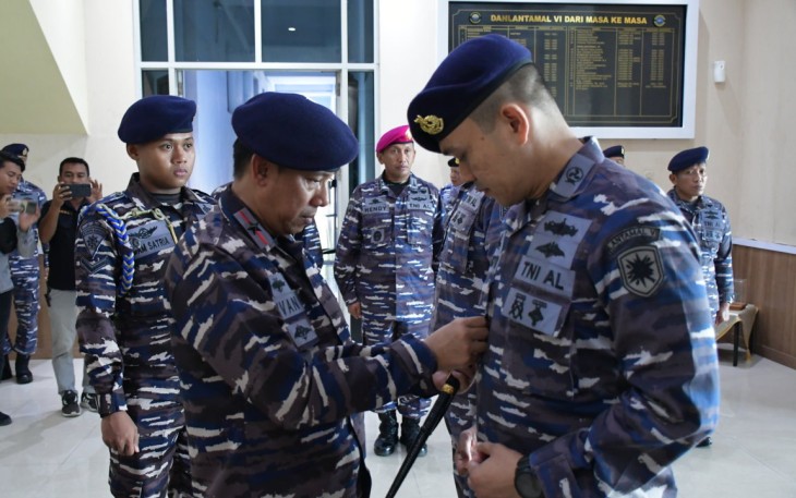 Komandan Pangkalan Utama TNI Angkatan Laut VI (Danlantamal VI) Makassar Laksamana Pertama TNI Ivan Gatot Prijanto, S. E., M. Tr. Opsla, memimpin langsung upacara serah terima jabatan (Sertijab) Kepala Akuntansi (Kaakun) Lantamal VI bertempat di Lobby Markas Komando (Mako) Lantamal VI Makassar, Rabu (13/12/2023)