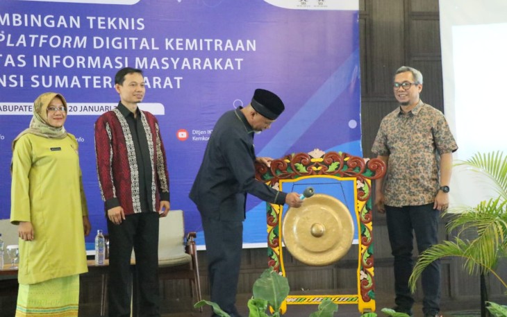 Gubernur Sumbar Mahyeldi saat membuka Bimtek Pemanfaatan Platform Digital Bagi KIM Sumbar di Balcone Hotel, Agam.