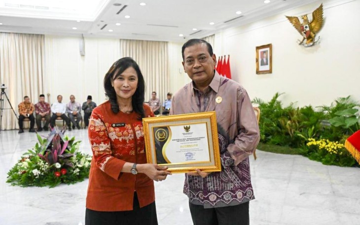 Penghargaan diserahkan oleh Ketua KIP Donny Yoesgiantoro kepada Menteri Desa Pembangunan Daerah Tertinggal dan Transmigrasi (Mendes PDTT) Abdul Halim Iskandar yang diwakili oleh Kepala Biro Hubungan Masyarakat (Humas) Erlin Chaerlinatun.