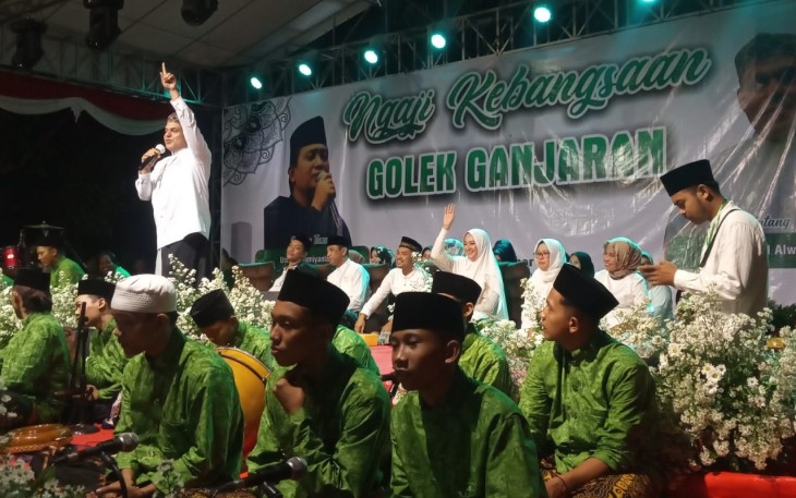 Acara sholawat bertajuk "Ngaji Kebangsaan Golek Ganjaran bersama Hadad Alwi", di kawasan Ringin Asri, Bejen, Karanganyar.