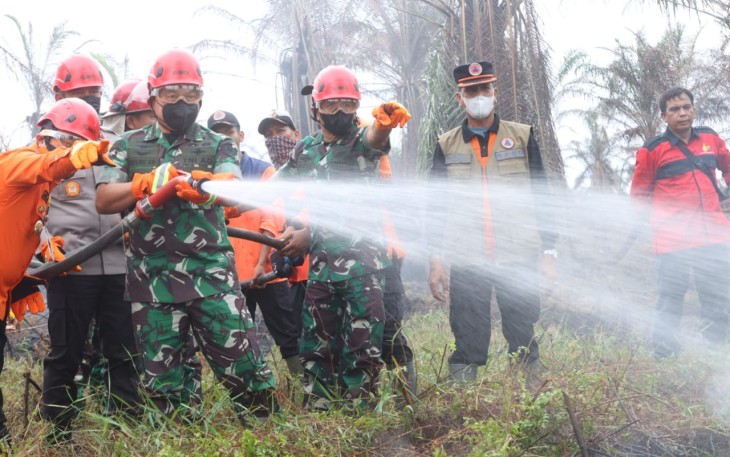Kasad Jenderal TNI Dr. Dudung Abdurachman, saat meninjau penanganan Karhutla di wilayah Jambi dan Sumbagsel, Kamis (7/9/2023). 
