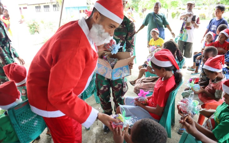 Satgas Yonif 122/TS Hadirkan Santa Claus Bagikan Bingkisan di Perbatasan RI-PNG