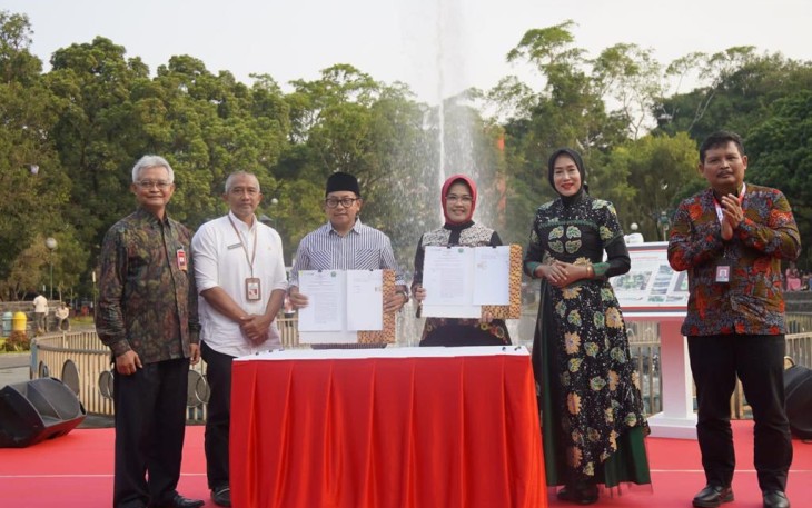 Perjanjian kerja sama tersebut ditandatangani oleh Pemimpin Bank Jatim Cabang Malang Kamiliah dengan Walikota Malang Sutiaji dan disaksikan oleh Direktur IT & Digital, Zulhelfi Abidin Rabu 23 Agustus 2023.