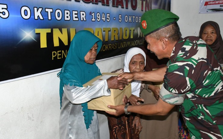 Dandim 0802/Ponorogo Berikan Bantuan Sosial Kepada Warga