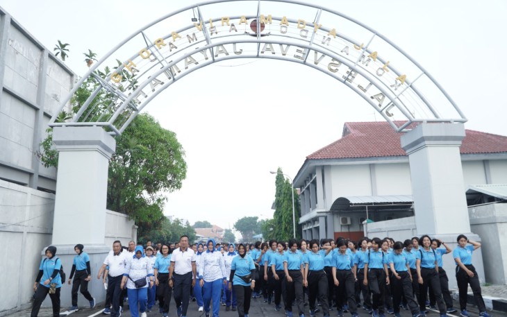 Komandan Kodiklatal (Dankodiklatal) Letjen TNI Marinir Nur Alamsyah didampingi Ketua Gabungan Jalasenastri Kodiklatal Ny. Ayu Nur Alamsyah, memimpin Olah Raga Bersama di Dermaga Madura Koarmada II, Ujung Surabaya, Jumat (29/12/2023)