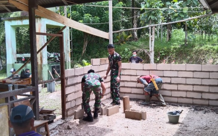 Satgas Pamtas Yonif 645/Gardatama Yudha Karya Bhakti Bantu Bangun Dapur Sekolah Perbatasan