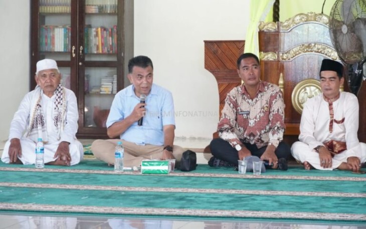 Bupati Natuna, Wan Siswandi sambangi Desa Batu Berian Kecamatan Serasan Kabupaten Natuna, dalam rangka silaturahmi bersama masyarakat dan sekaligus memberikan bantuan secara langsung kepada Mesjid Jami Al Ashor, Sabtu (9/12/2023)