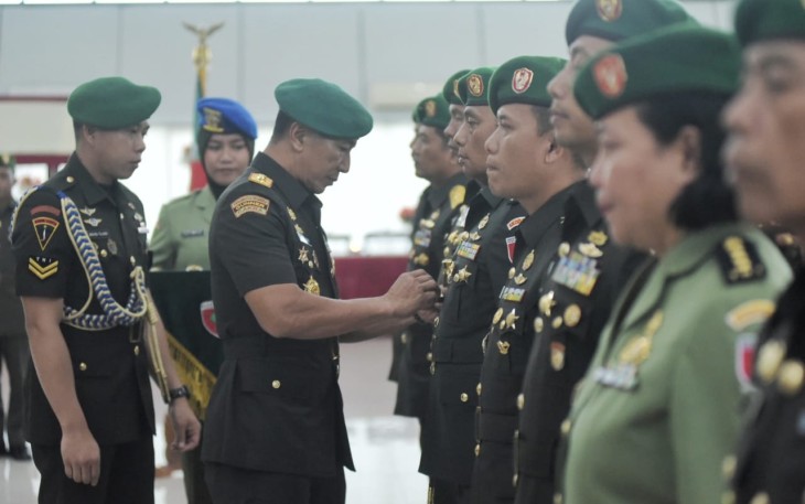 Pangdam XIV/Hasanuddin Mayjen TNI Dr. Totok Imam Santoso, S.I.P., S.Sos., M.Tr. (Han)., memimpin Serah Terima Jabatan (Sertijab) sejumlah Pejabat Utama (PJU) Kodam, bertempat di Balai Pertemuan Hasanuddin (BPH) Makodam, Kota Makassar, Senin (18/12/2023)