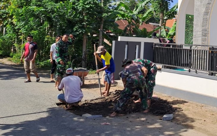  Kompaknya Koramil 0806/02 Pogalan dan Warga Gembleb Perbaiki Jalan Desa