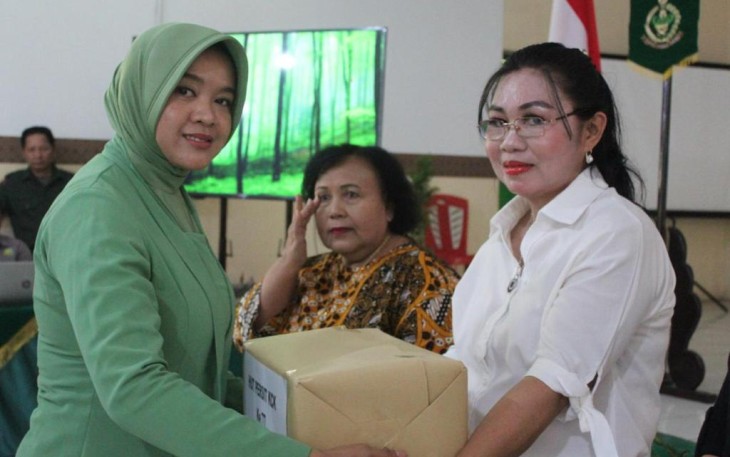 Ketua Persit Kartika Chandra Kirana Cabang LXII Kodim 1310 Koorcab Rem 131 PD XIII/Merdeka, Mita Yoki Efriandi saat serahkan bantuan