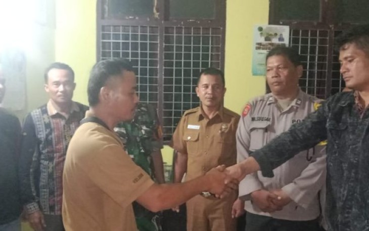 Polsek Batang Angkola melalui Bhabinkamtibmas Polsubsektor Angkola Selatan, Aiptu Maniur H Siregar, kembali sukses mendamaikan cekcok terkait masalah pertengkaran antar warga, pada Selasa (16/5/2023) sore.