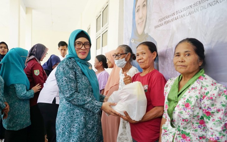 Derta Rohidin Bagikan Sembako di Bengkulu Utara