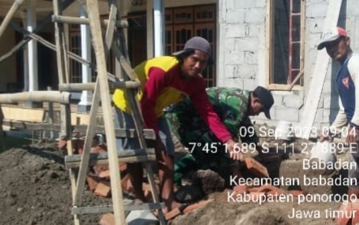 Anggota Kodim 0802/Ponorogo Ikut Kerja Bakti Buat Talud 
