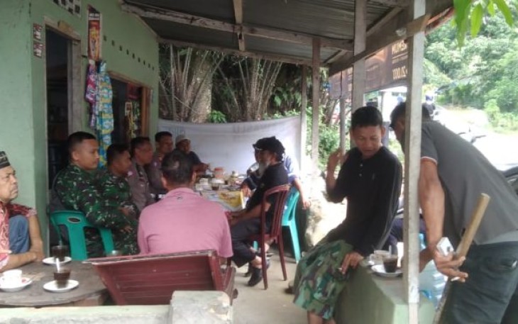 Polres Tapsel Pantau Pra Evakuasi Truk CPO Yang Kecelakaan