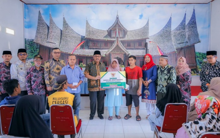 Bupati Pasaman H.Benny Utama Serahkan Bantuan Korban Terdampak Angin Puting Beliung