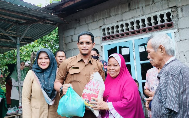 Penyaluran sembako ke Warga Terdampak Banjir di Kecamatan Bintan Utara