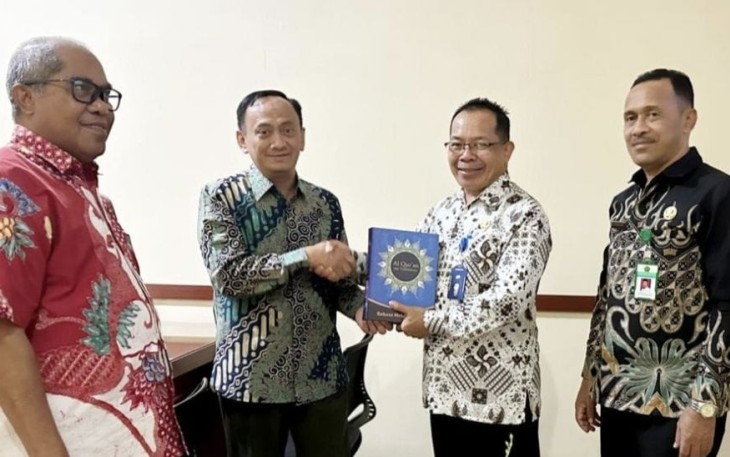 Kapus LKKMO Balitbang Diklat Kemenag M Isom serahkan Terjemah Al-Qur'an Bahasa Melayu Ambon ke Kanwil Maluku, Kamis (30/11)