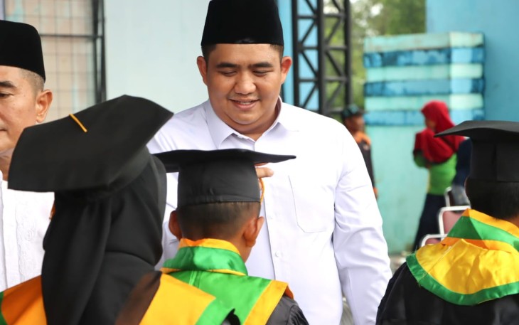 Bupati Roby melakukan prosesi wisuda santri