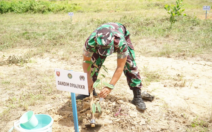 Kodim 0906/Kutai Kartanegara (Kkr) menggelar kegiatan karya bakti penanaman pohon dalam rangka peringatan hari Juang TNI-AD ke-78 bertempat di lokasi Poktan Dwi Karya desa Tanjung Batu kecamatan Tenggarong Seberang Kabupaten Kutai Kartanegara (Kukar)